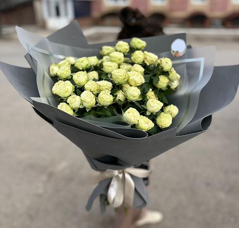 Букет Белые кустовые розы Солинеро в Фастовецкой