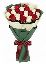 Букет Микс из красных и белых роз в Фастовецкой