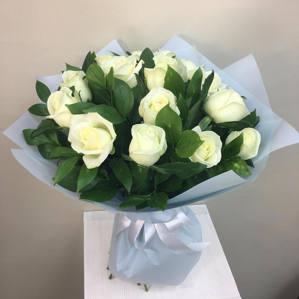 Букет 15 Белых роз Проуд в Фастовецкой