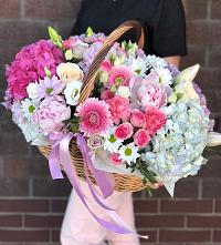 Композиция солнечный день в Фастовецкой Цветочная композиция из Розы, Хризантемы, Пионы и Лизиантусы в корзине в Фастовецкой