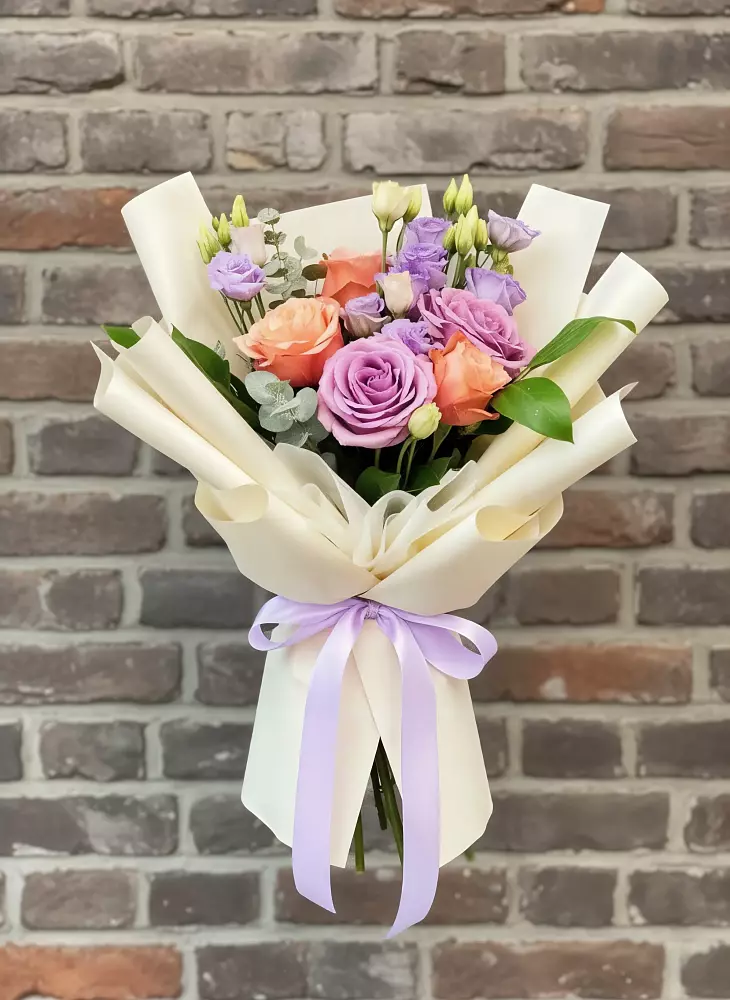 Букет цветов из: Лизиантусы и Розы в Фастовецкой