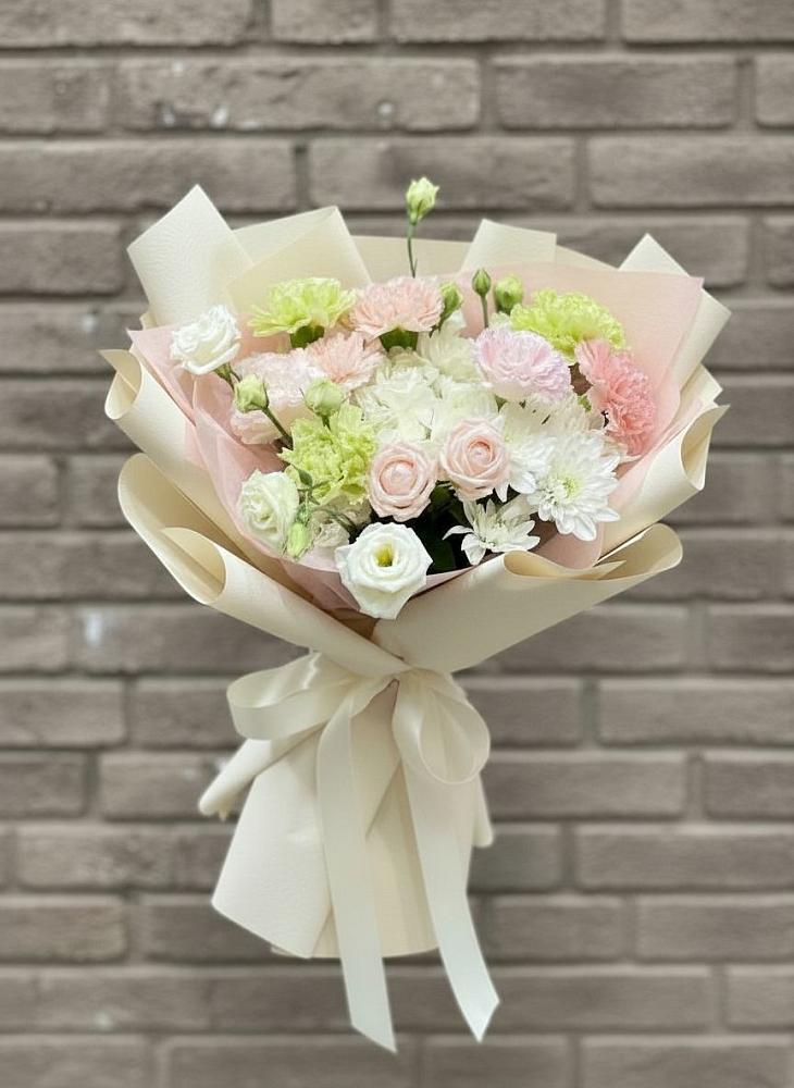 Букет цветов из: Гвоздики, Розы, Лизиантусы и Хризантемы в Фастовецкой