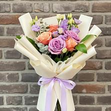 Букет цветов из:  Лизиантусы и Розы в Фастовецкой