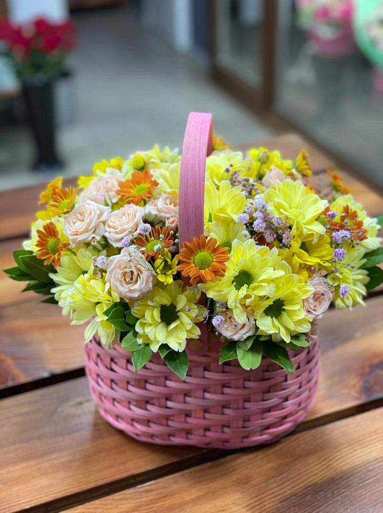 Цветочная композиция из Хризантемы и Розы в корзине в Фастовецкой