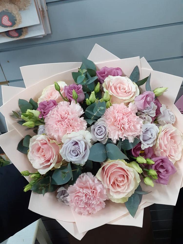 Букет цветов из: Розы, Гвоздики и Лизиантусы в Фастовецкой