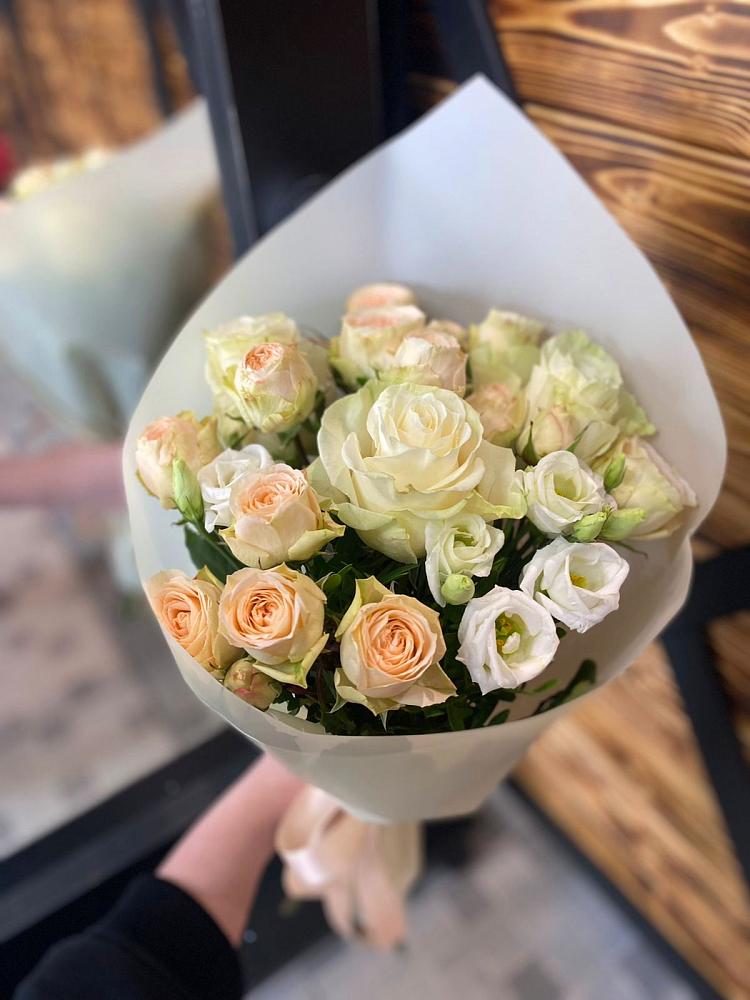 Букет цветов из: Розы и Лизиантусы в Фастовецкой